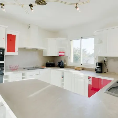 Sleeps 6 Pool Air Con Wifi