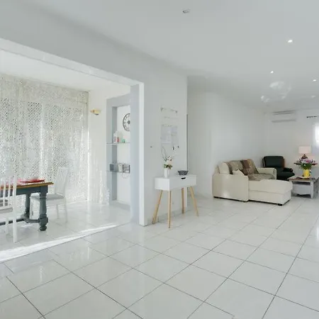 Sleeps 6 Pool Air Con Wifi *