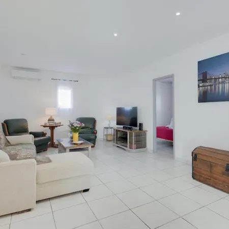 Sleeps 6 Pool Air Con Wifi Agde