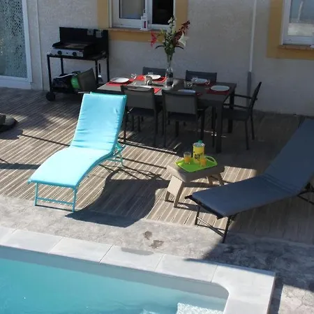 Hébergement de vacances Sleeps 6 Pool Air Con Wifi